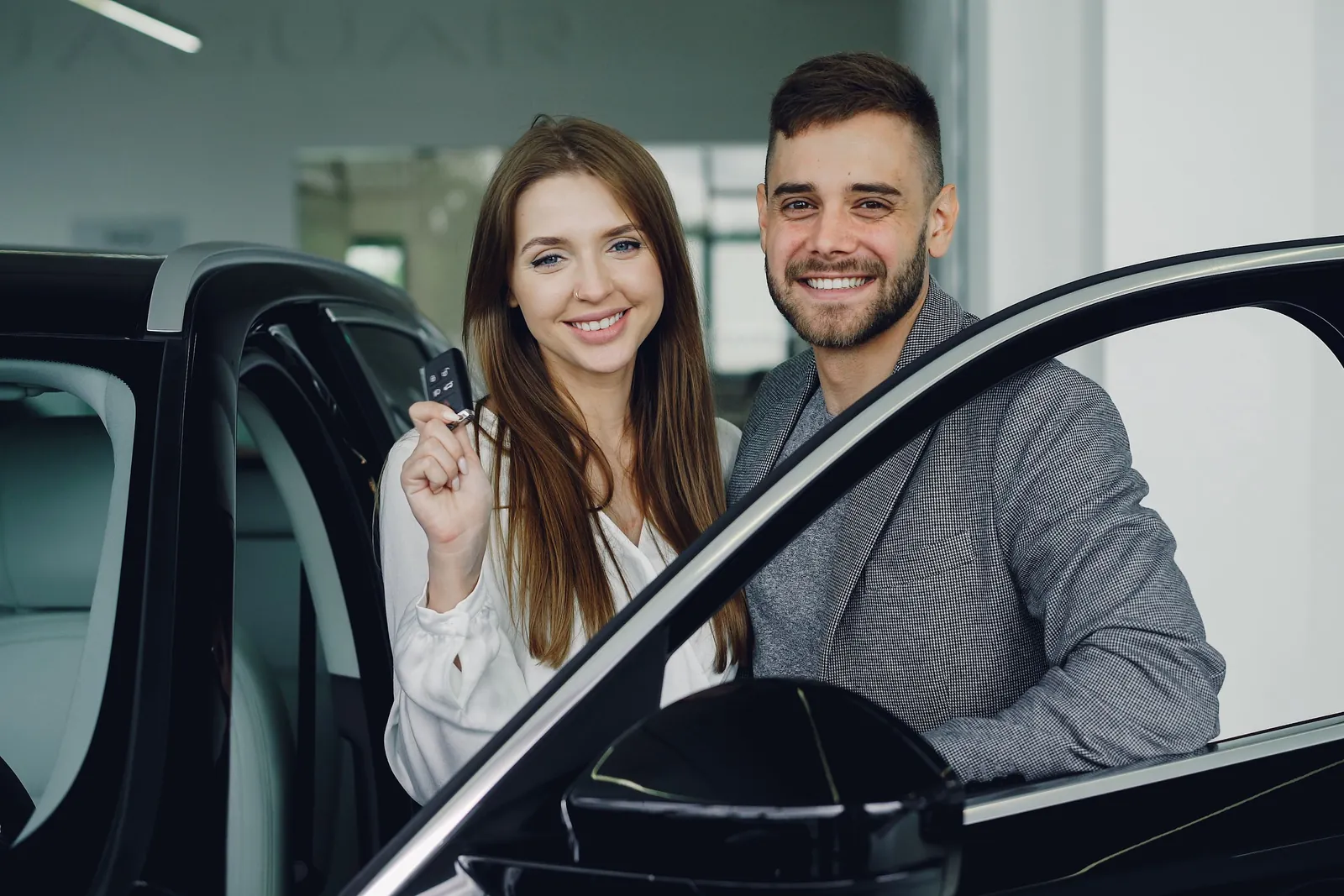 Pircējs un pārdevējs pēc automašīnas pārdošanas dokumentu noformēšanas